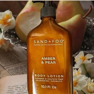 Sand + Fog – Amber & Pear Body Lotion
Brand new. 10.1 fl oz.